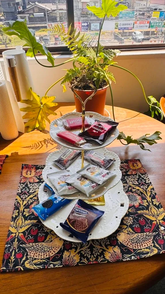 窓辺の三段の皿に並べたイギリスのお菓子