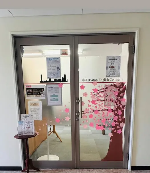 桜の装飾がある、アーバンライフビル3階の教室入口