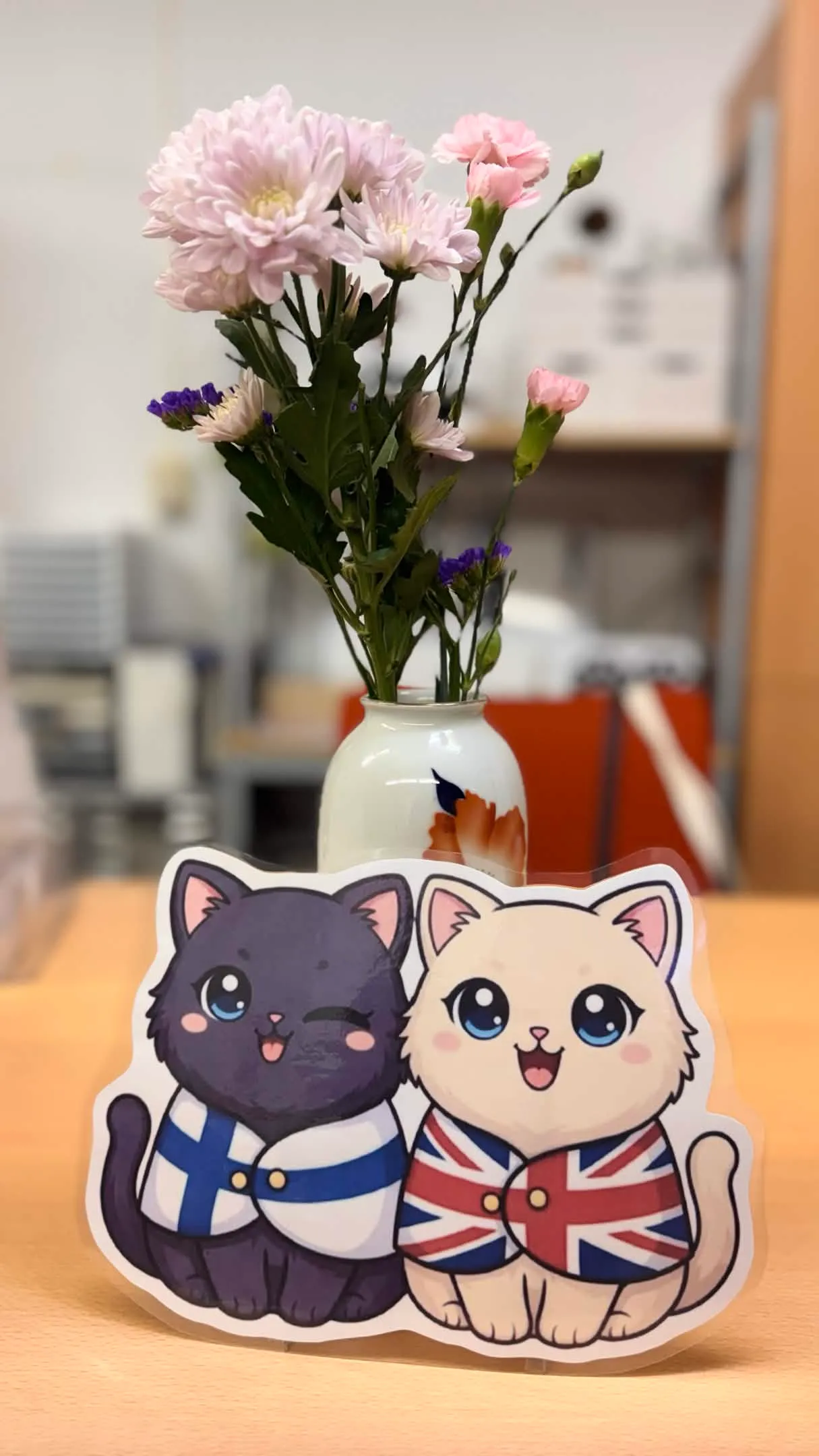 教室に飾られた花と、イギリス・フィンランドの猫のマスコット