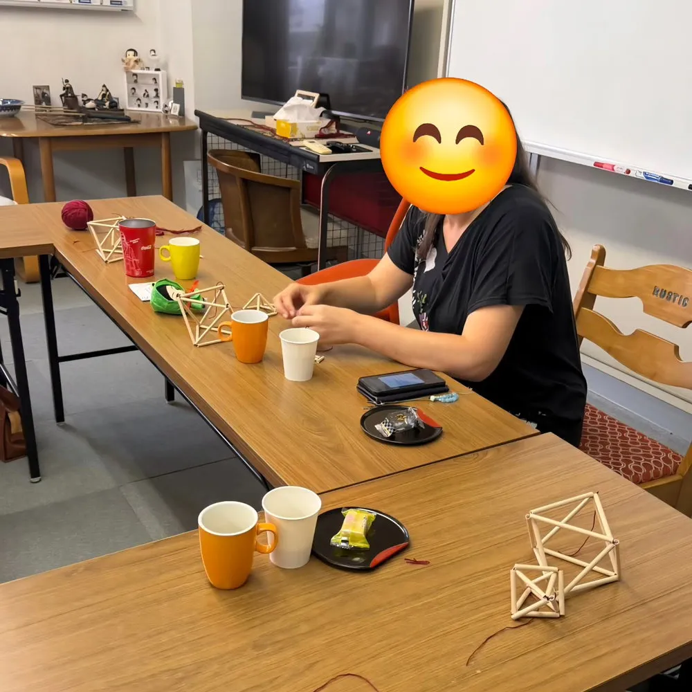 テーブルにヒンメリや飲み物を並べ、手作りを楽しむ様子